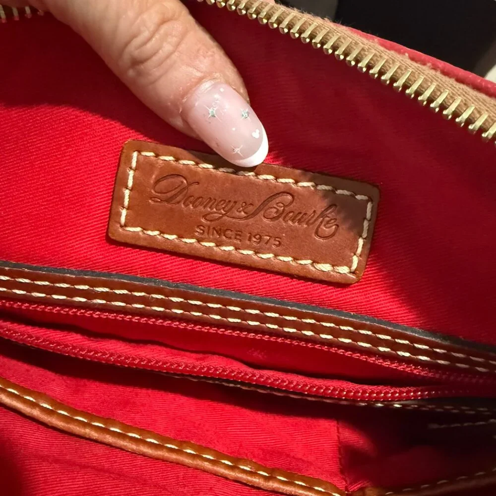 🔥 Dooney & Bourke Red Pebble Leather Shoulder Bag – A Bold Classic 🔥 - Picture 4 of 7